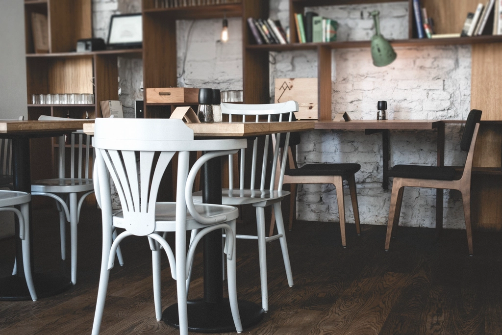 Servise hazırlanmış, boş bir bistro salonu